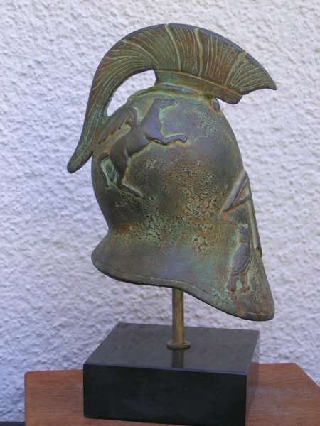 Kampfhelm korinthisch, 19 cm Größe, 1 kg Gewicht, schwarzer Marmorsockel