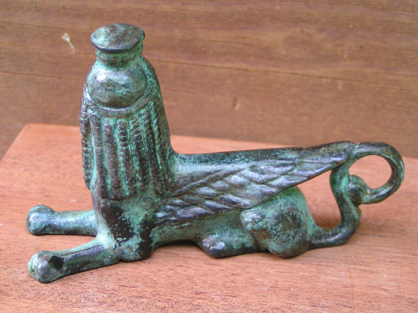 Oellampe in Form einer Sphinx, Bronze, 12 cm lang, 7 cm hoch, 450 g,