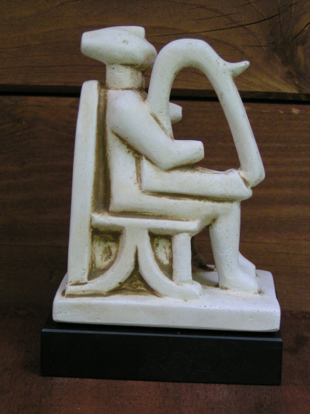 Harfespieler von der Kykladeninsel Keros, 13 cm hoch, 9 cm tief, 6,7 cm breit, schwarzer Marmorsockel