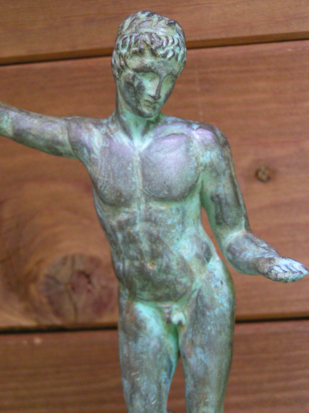 Jüngling von Marathon-Statue, wahrscheinlich Hermes, 25 cm, 14 cm breit, 0,7 kg, schwarzer Marmorsockel