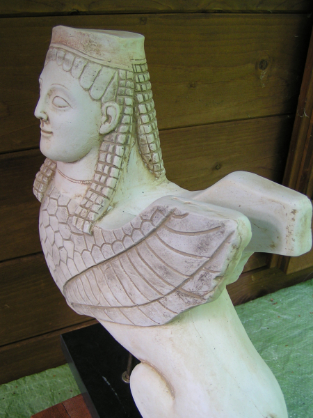 Sphinx von Sparta, 37 cm hoch, 30 cm breit, 10 cm tief, 9 kg, schwarzer Marmorsockel