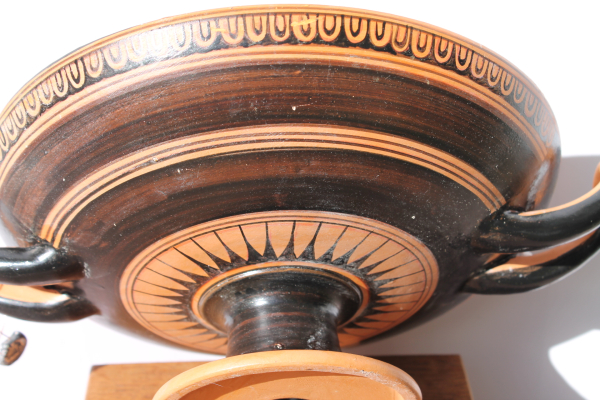 Kylix sponde, Symposion, painter Douris, Munich Glyptothek, 26,8 cm diameter, 9,1 cm high, 0,8 kg,