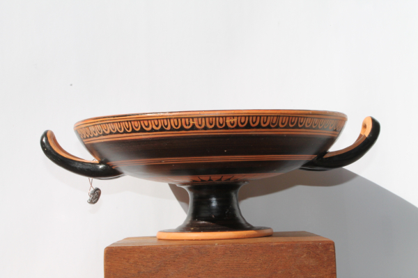 Kylix Trinkschale "Symposion", Antikensammlung München, handbemalt und -getöpfert, 26,8 cm Durchmesser, 9,1 cm Höhe, 0,8 kg