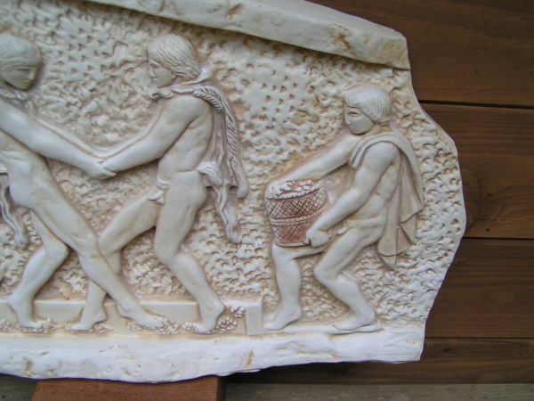 Satyre und Mänade beim Weinkeltern-Relief, 58 cm x 36 cm, 6,7 kg, zum Aufhängen