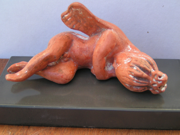 Eros in der Allegorie eines schlafenden Knaben, 9,4 cm lang, 4,7 cm hoch, Kunstmarmorsockel