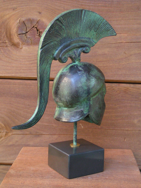 Spartanischer Helm aus Bronze, 18,8 cm hoch, 13,8 cm breit, 750 g, Kunstmarmorsockel