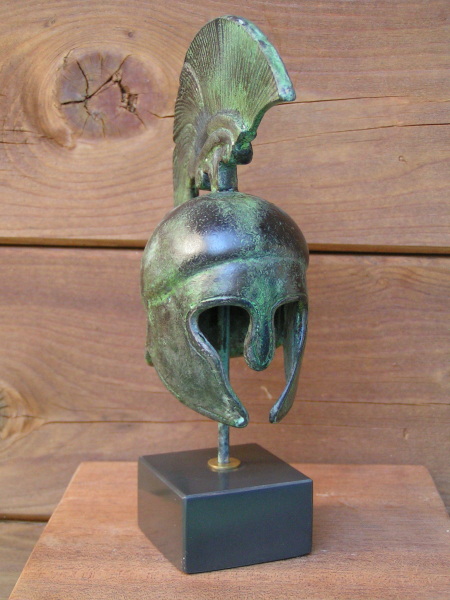 Spartanischer Helm aus Bronze, 18,8 cm hoch, 13,8 cm breit, 750 g, Kunstmarmorsockel