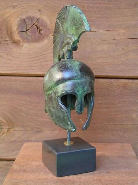 Spartanischer Helm aus Bronze, 18,8 cm hoch, 13,8 cm breit, 750 g, Kunstmarmorsockel