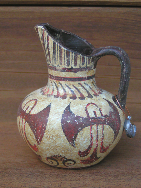 Minoische Oinochoe mit umlaufendem Doppelaxtmotiv, 10 cm, handbemalt