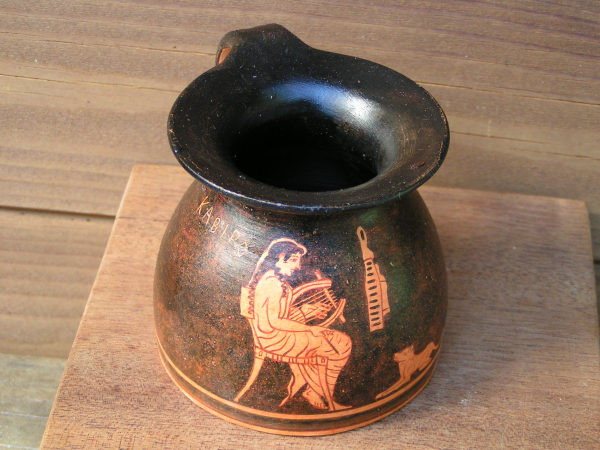 Rotfigurige Oinochoe aus Attika, handbemalt, 7,6 cm hoch, 10,3 cm breit, 250 g