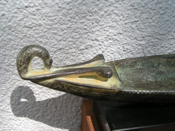 Bronzelampe als Trireme/Triere von der Akropolis, auf schwarzem Marmorsockel, 26,4 cm lang, 6 cm breit