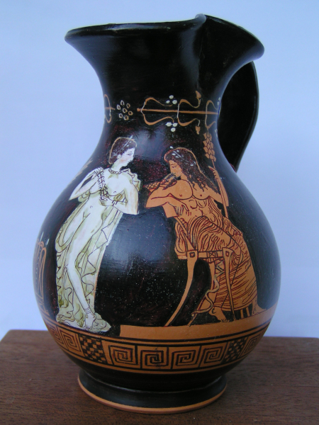 Oinochoe mit Eros, Dionysos und Pompe, handbemalt, 13,5 cm hoch, 10,5 cm breit, 0,4 kg