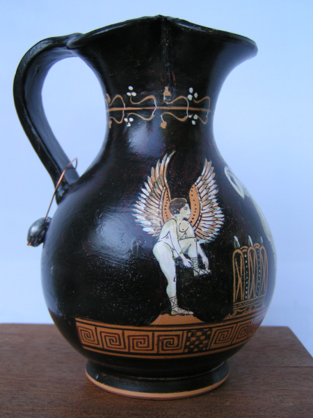 Oinochoe mit Eros, Dionysos und Pompe, handbemalt, 13,5 cm hoch, 10,5 cm breit, 0,4 kg