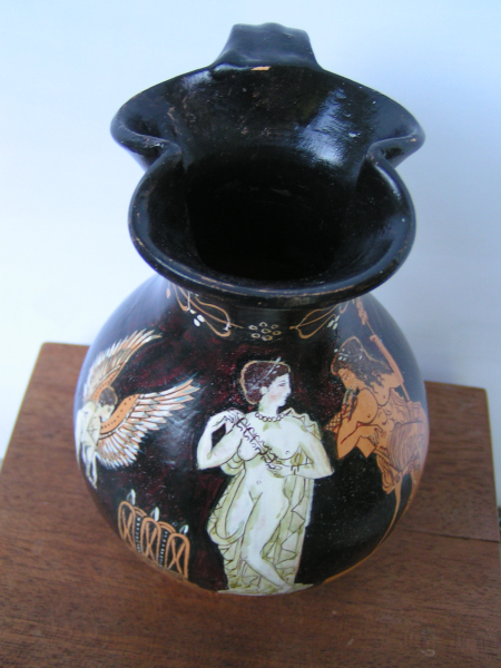 Oinochoe mit Eros, Dionysos und Pompe, handbemalt, 13,5 cm hoch, 10,5 cm breit, 0,4 kg