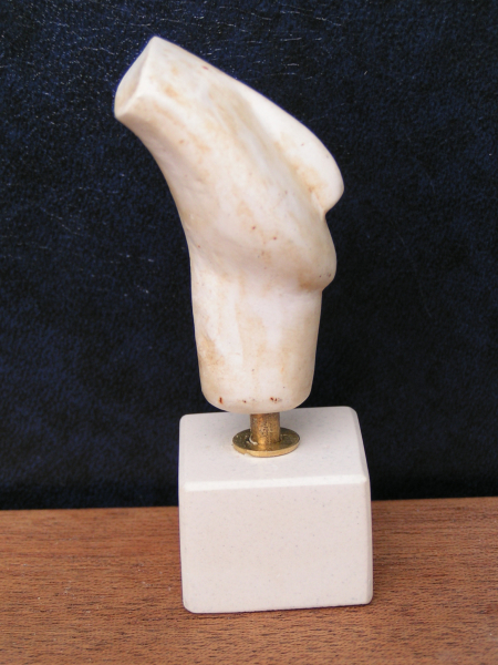 Idol von der Kykladeninsel Amorgos, 7,3 cm (Reduktion), 120 g, beiger Kunstmarmorsockel