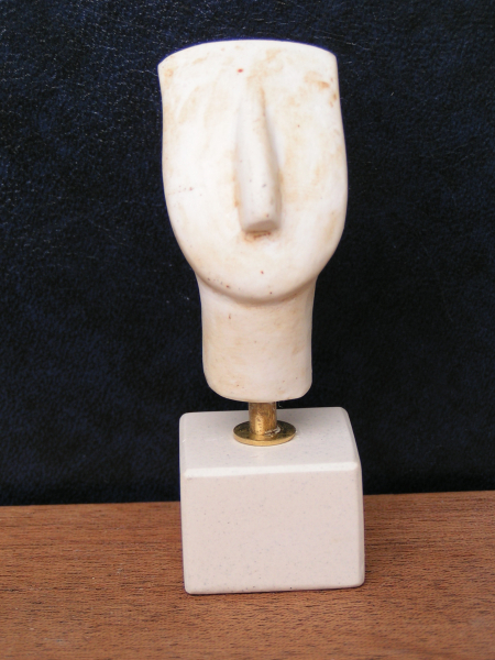 Idol von der Kykladeninsel Amorgos, 7,3 cm (Reduktion), 120 g, schwarzer Kunstmarmorsockel