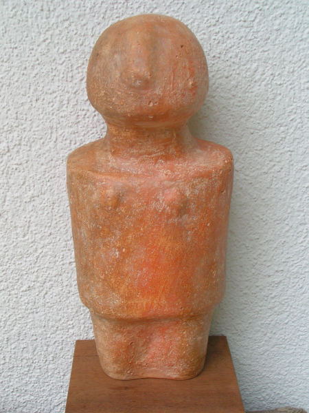 Weibliches Präkykladenidol Terrakotta, 32,1 hoch x 13,7 breit x 8,8 cm tief, 1,4 kg, Nationalmuseum Athen