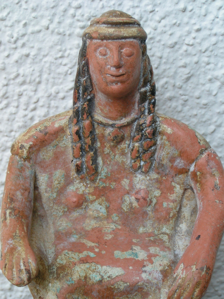 Tanagra-Statuette sitzend aus Boiotien, Grabbeigabe, 15,5 cm, Terrakotta