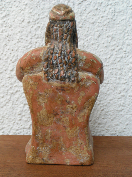 Tanagra-Statuette sitzend aus Boiotien, Grabbeigabe, 15,5 cm, Terrakotta