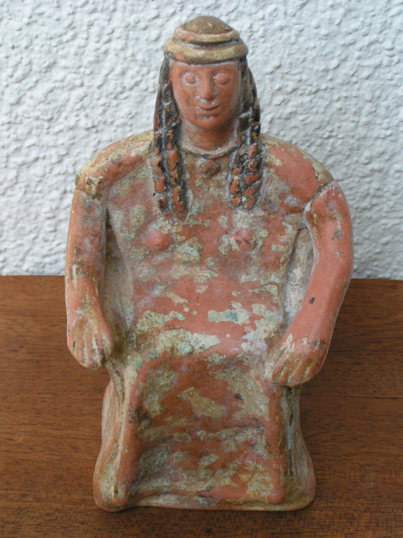 Tanagra-Statuette sitzend aus Boiotien, Grabbeigabe, 15,5 cm, Terrakotta