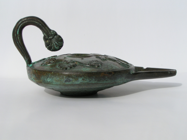 Oil lamp in antique bronze, length 14,9 cm, 0,6 kg