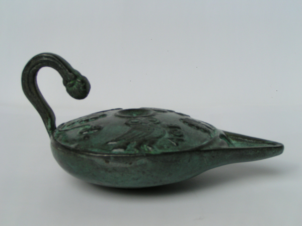 Oil lamp in antique bronze, motif owl, antique replica, length 11,7 cm, wide 7,6 cm, 5,5 cm high, 450 g