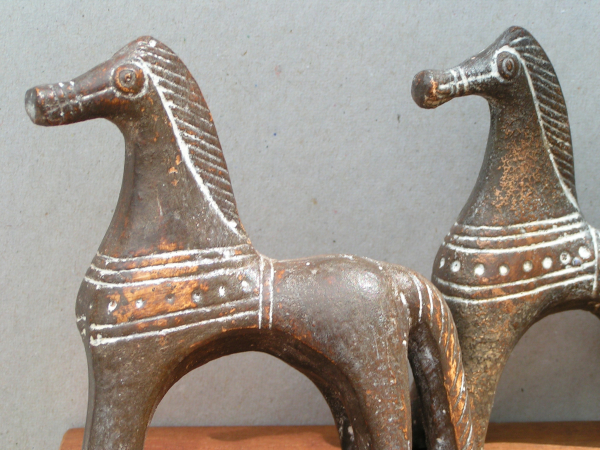 Pferdepaar Terrakotta, 9,7 cm und 9,5 cm hoch, 9,5 cm lang, handkoloriert