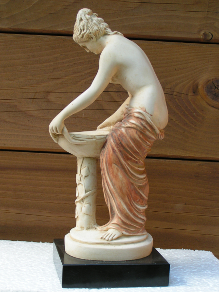 Nymphe (Najade) mit Waschschüssel, Statue 23 cm, schwarzer Marmorsockel