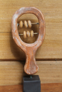 Sistrum (Rahmenrassel), antikes Musikinstrument, Terrakotta, 12,2 cm hoch, 4,8 cm breit, 0,1 kg Gewicht