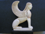 Sphinx von Naxos, 23 cm hoch, 14 cm breit, 1,6 kg, schwarzer Marmorsockel