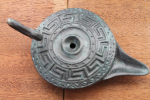 Oellampe mit Mäandermuster, Bronze, 16 cm lang, Ø 9,5 cm, 0,6 kg,  Nationalmuseum Athen